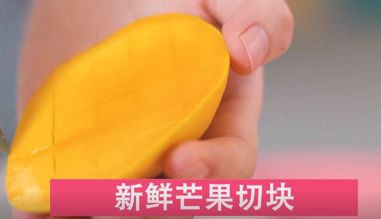 炎炎夏日冰冻爽口的龟苓膏,炎热的夏日来一碗龟苓膏冰凉爽滑