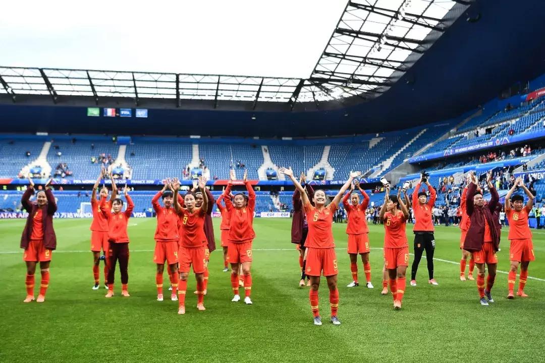 女足守门员九次精彩扑救,女足拼命救球