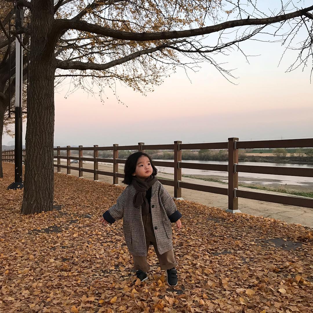 跟着韩国女主学穿搭清新又时尚,韩国中性风儿童穿搭