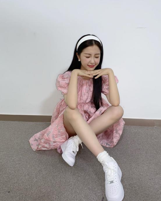 马卡龙穿搭虞书欣,虞书欣蓝色大衣穿搭