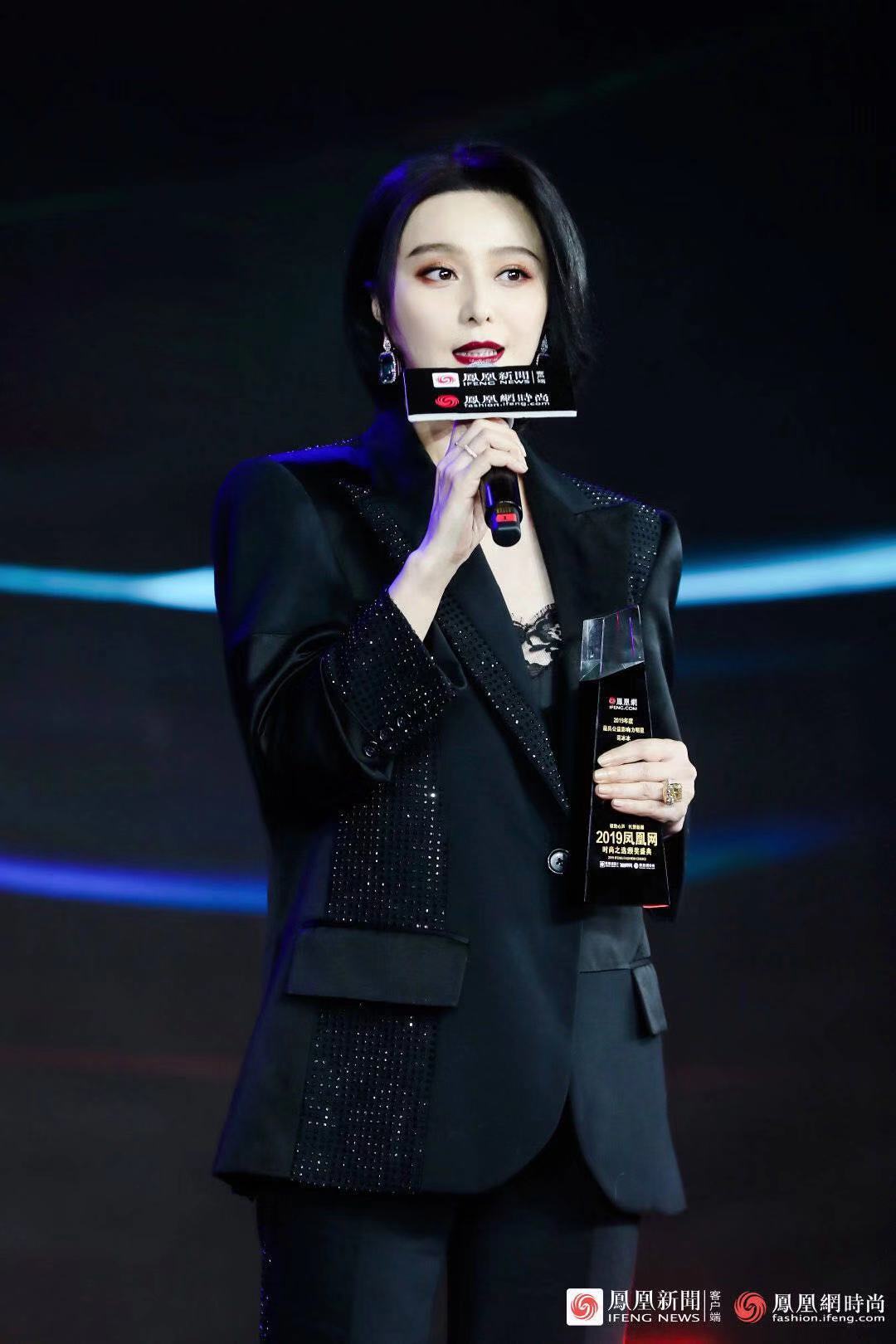 范冰冰身穿华丽的礼服艳压全场,范冰冰红毯粉色背心包头帽