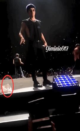 got7演唱会王嘉尔被彩带吓到,王嘉尔摸手认got7成员