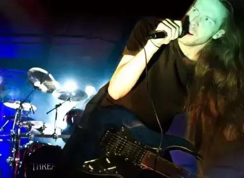 金属惊天*局骗**：生于坟墓的摇滚*子骗**