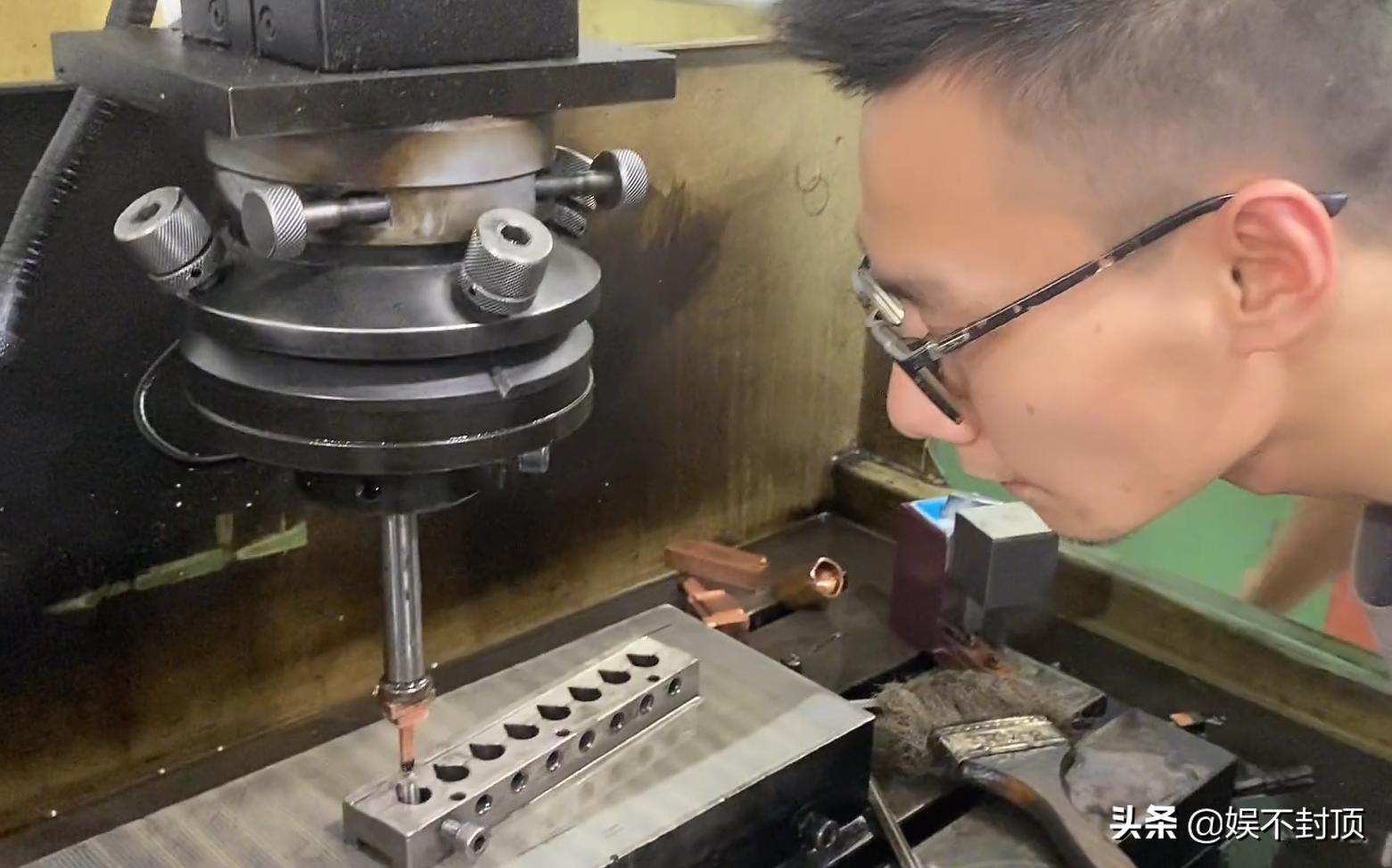 模具师傅多少工资2008年,招聘拉丝模具师傅8000