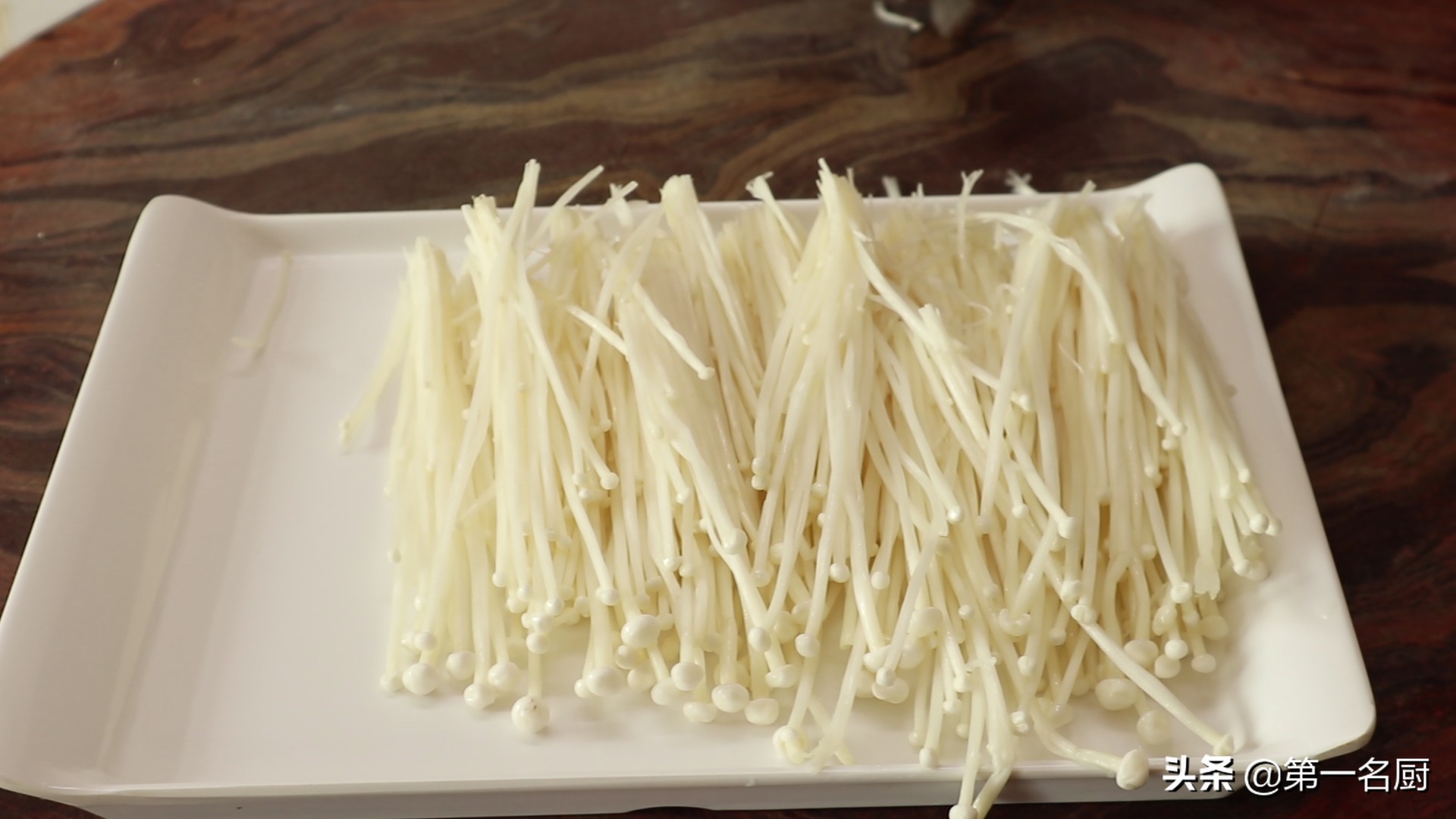 金针菇简单好吃的做菜方法,正宗脆爽香椒金针菇的做法