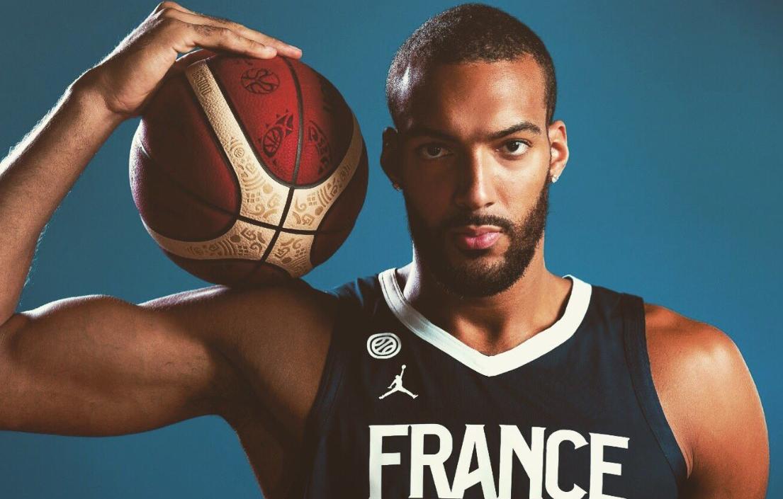 2亿中锋场均14+13，续约前扬言要拿冠军，如今赢球后很骄傲