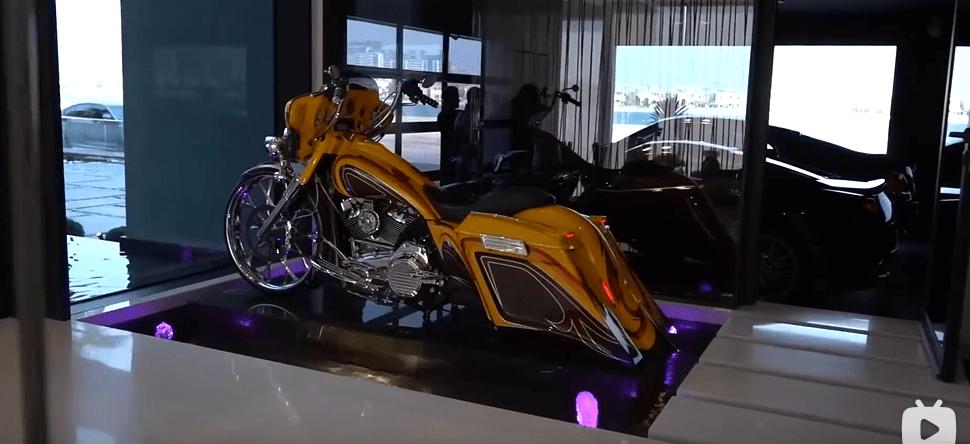 迪拜男子奋斗十年买下劳斯莱斯,迪拜小伙卖掉劳斯莱斯买法拉利