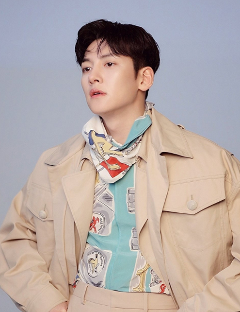 池昌旭代言CK穿凉拖出镜！这位哥真的有三十多岁？怕是冻龄了吧