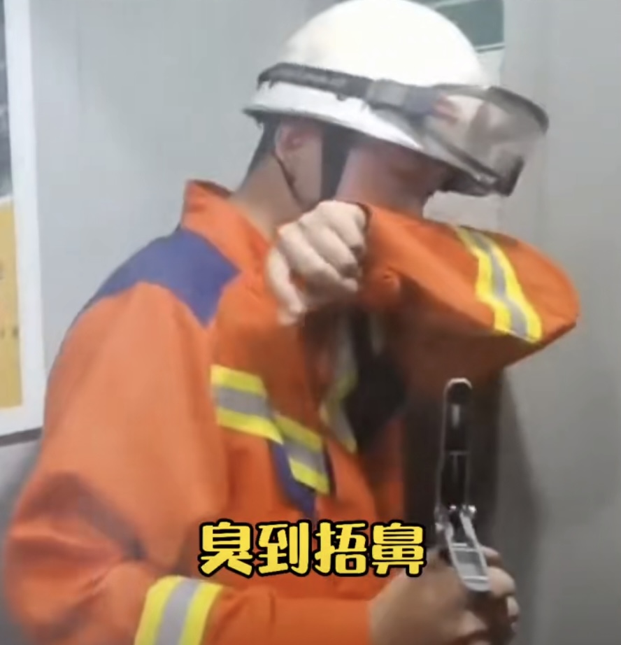 消防员上门抓黄鼠狼被臭晕,黄鼠狼闯民宅被消防驱逐