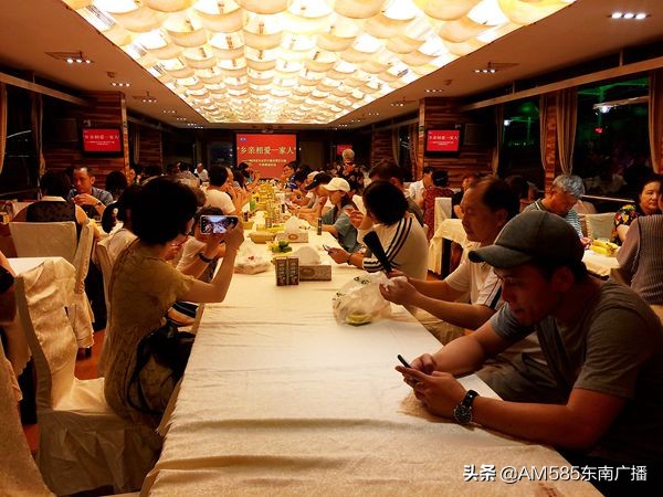 在榕台胞夜游闽江，感受福州日新月异的变化