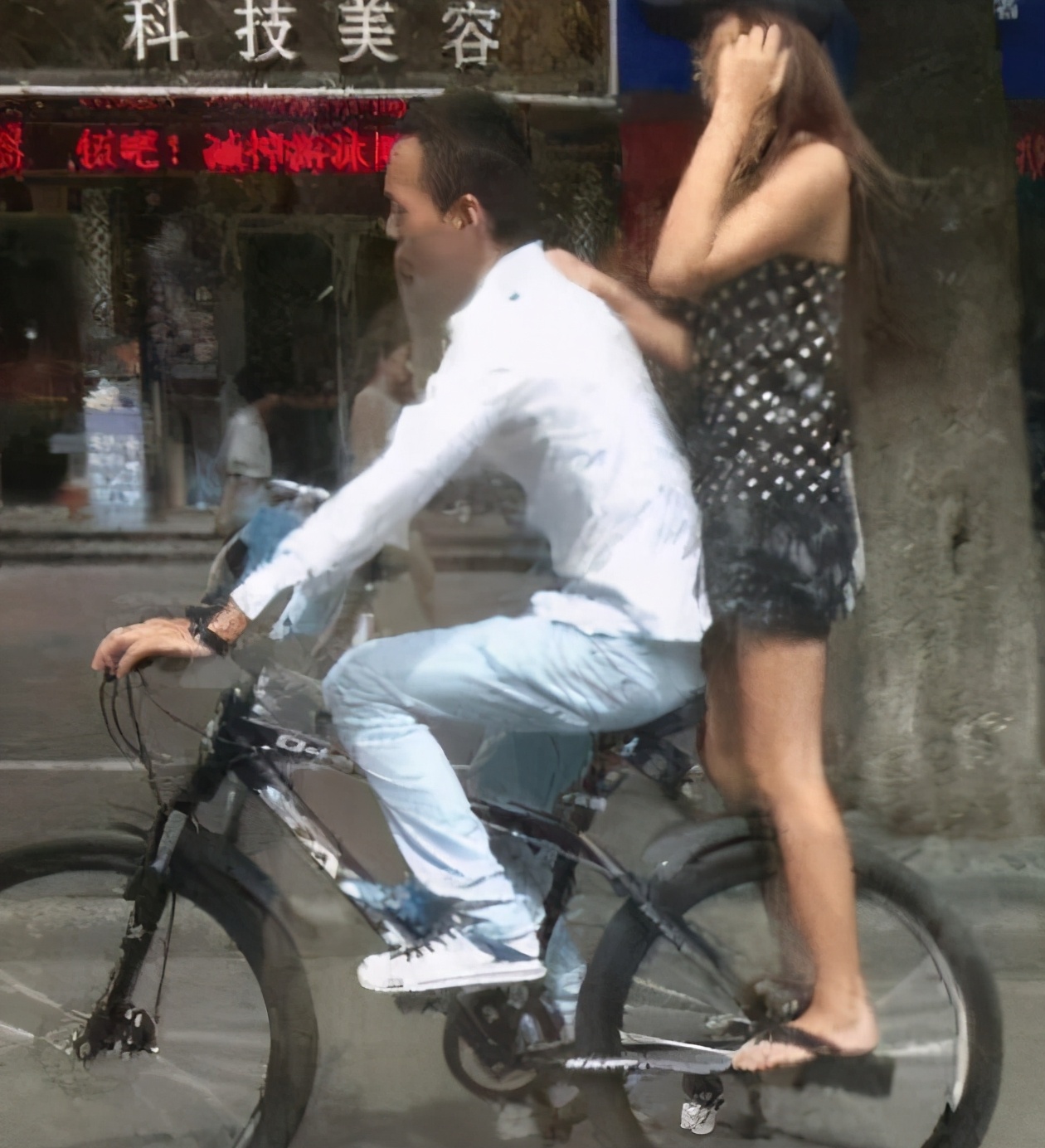 搞笑gif趣图妹子快回头,搞笑gif妹子别躲了已经看见你啦