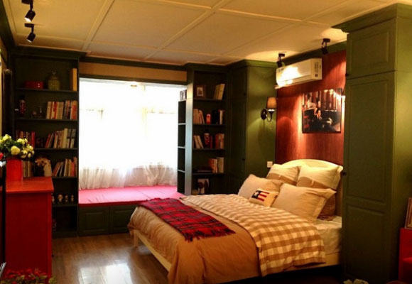 色彩搭配稍显花哨的美式风格装修，床头两侧装柱子格外实用！