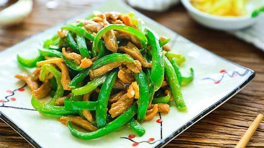 不管炒什么肉丝都不要直接下锅,教你2个小技巧,肉丝鲜嫩不粘锅