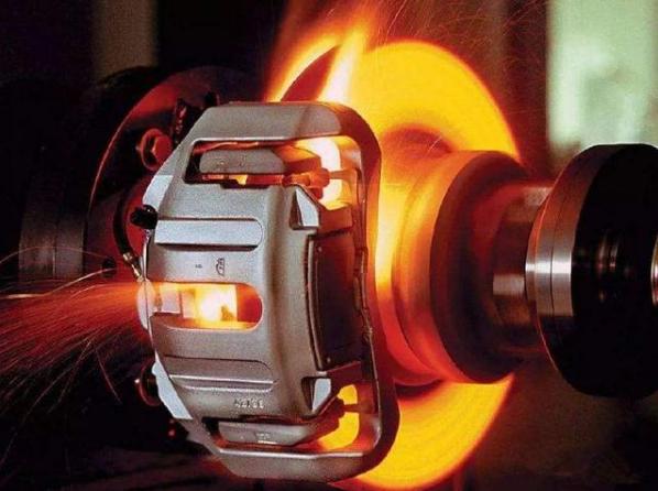 汽车刹车突然变软失灵怎么回事,汽车刹车突然失灵又好了怎样维修