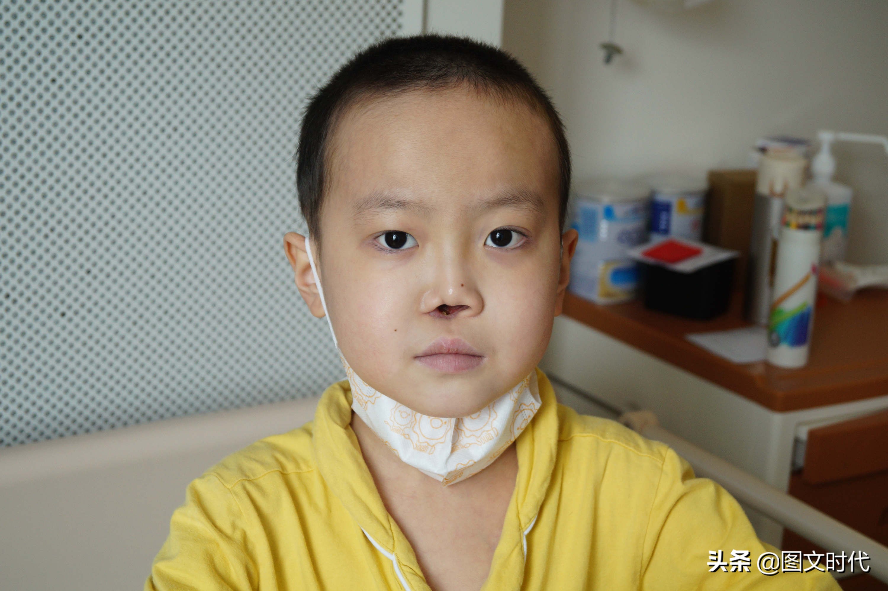 8岁男童挖鼻孔住院,一男子为救孩子被掏空