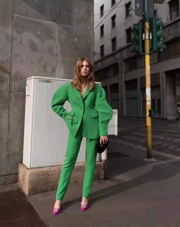 粉色打底适合什么颜色的外套,最适合女生的颜色