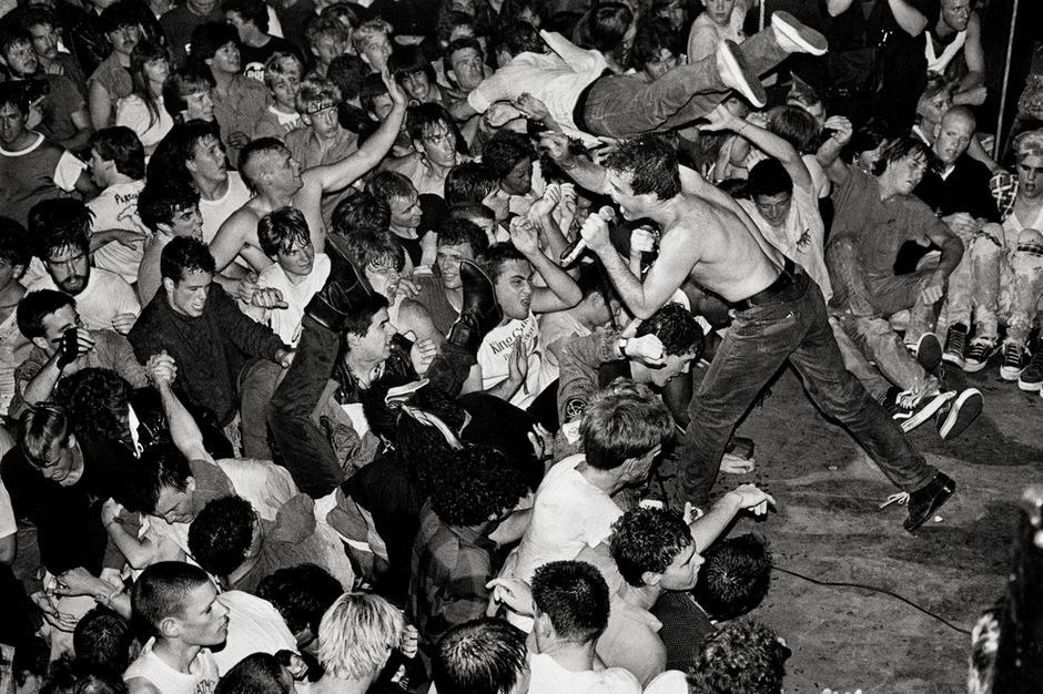 演唱会开场20分钟被叫停歌手道歉,刚开场被叫停