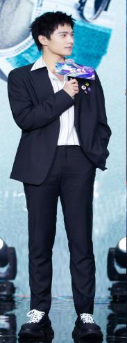 杨洋蒙奇奇发型,杨洋新造型视频