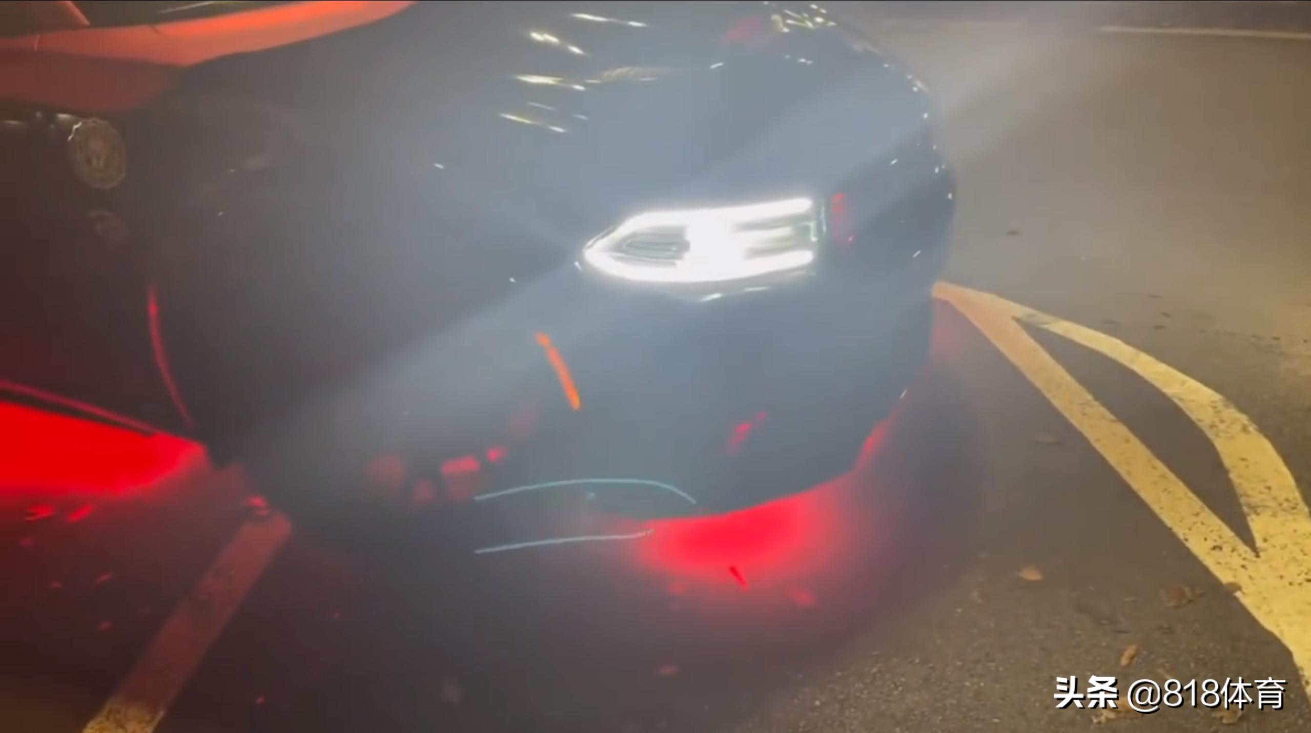 有钱真好！奥尼尔晒新买道奇战马地狱猫跑车，一猫腰上车扬长而去