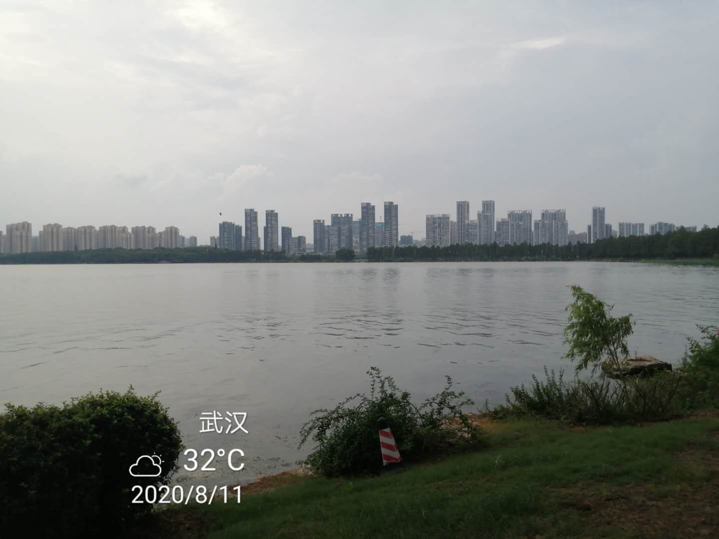 武汉东湖风景区景色美不胜收，夕阳西下绿道漫步心旷神怡