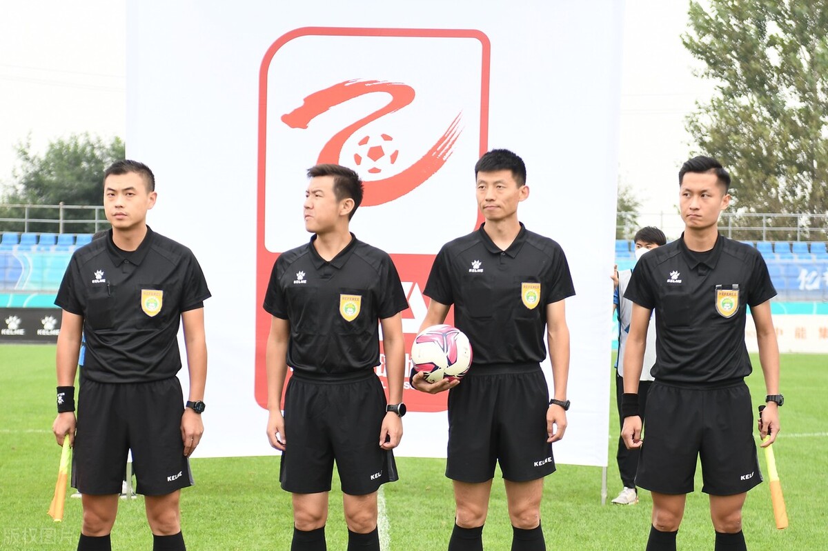 在中国成立足球联赛,国内组建足球俱乐部