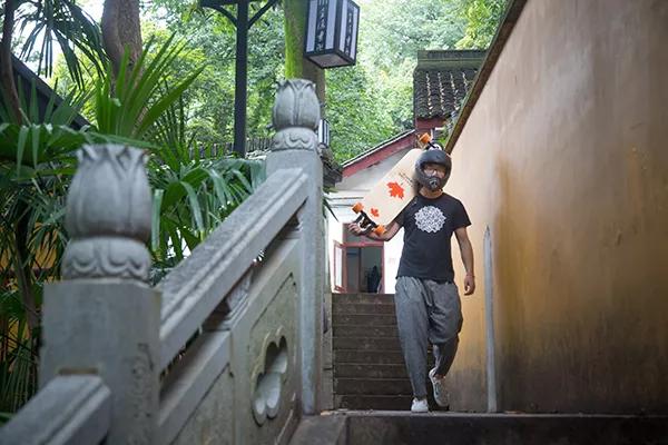 杭州灵隐寺招人火爆热搜，不用出家！当初入职90后小伙再度走红：一年半瘦20斤，8小时上班制，KPI随缘