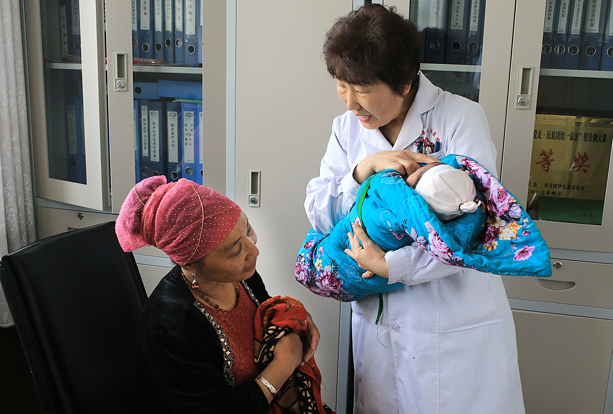 少数民族病人为何如此喜欢这个美女医生？因为她心中有爱