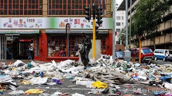 电影里的大厦倒塌现场,电影里建筑物突然崩塌的片段