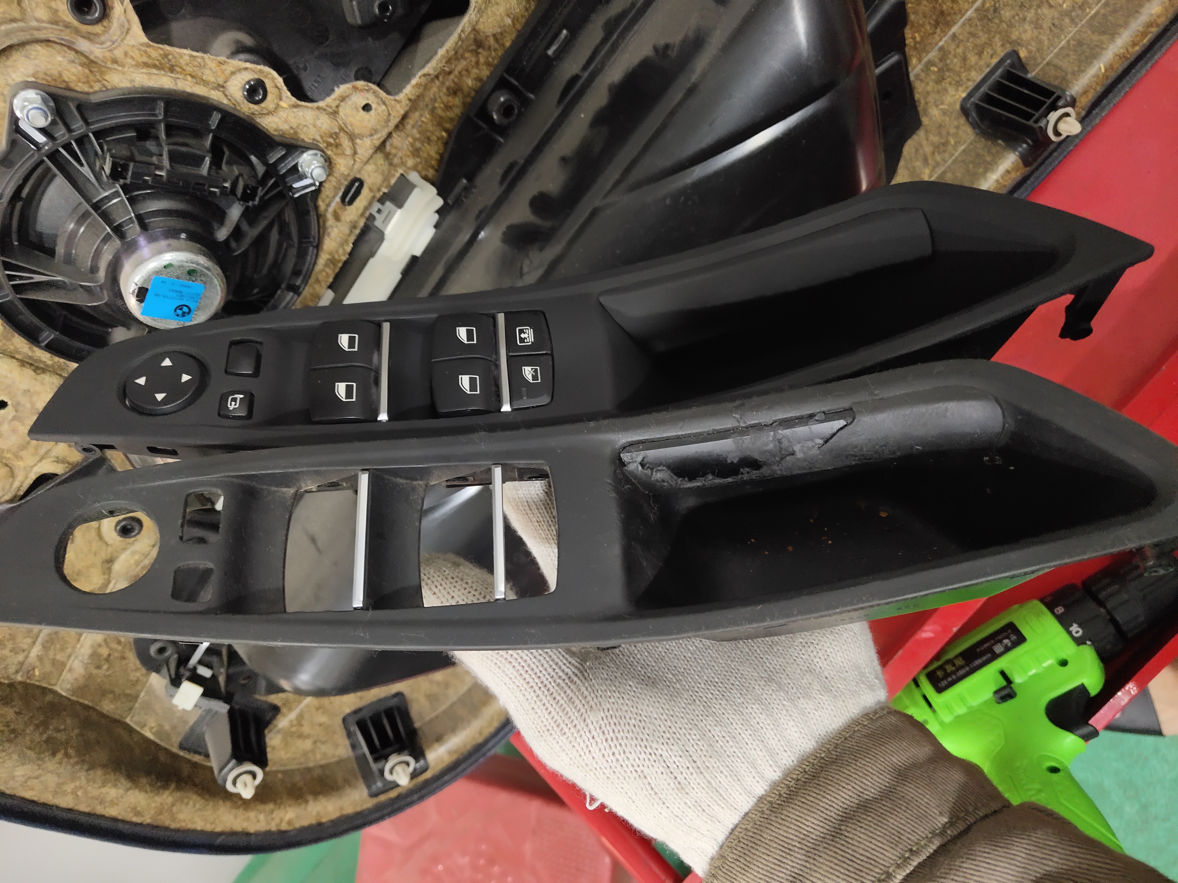 宝马525车门把手的塑料老化,宝马门内拉手橡胶老化怎么解决