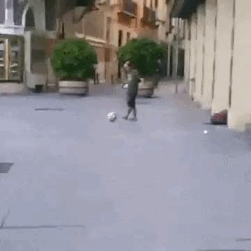 三个傻子跟我一块踢球gif,和两傻子在一起踢球gif