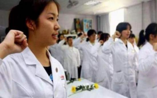 当年包分配的“定向医学生”，如今过得怎么样，过来人表示很后悔