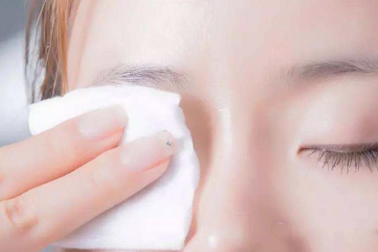 内双眼皮怎么刷睫毛膏才不会晕染,内双肿眼泡睫毛短适合的睫毛膏