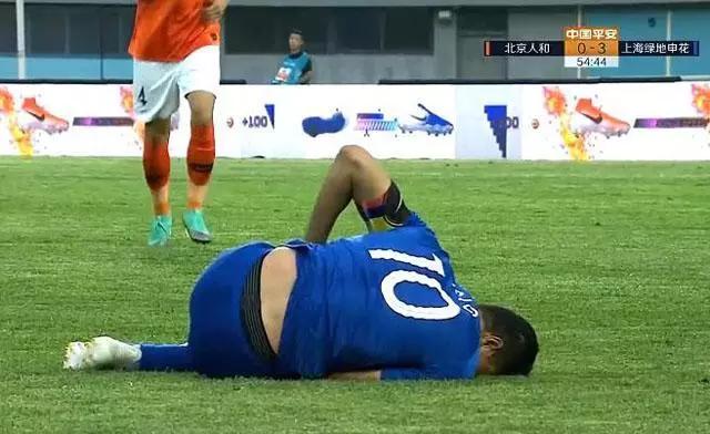 中超上演“连环脚”，申花队长被踢成“内马尔滚”