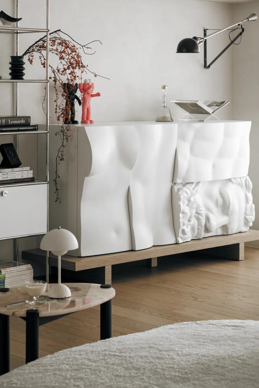 她从欧洲背回月球灯，“明明如月，何时可掇”，把家变成了艺术馆