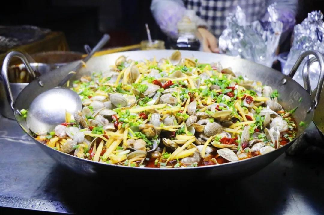 合肥安农大美食一条街是哪个门,合肥人气最旺的小吃街夜吃