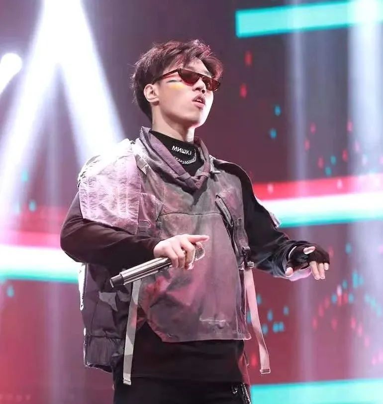 一不小心，《官方回答》成了夏天最火的hitsong