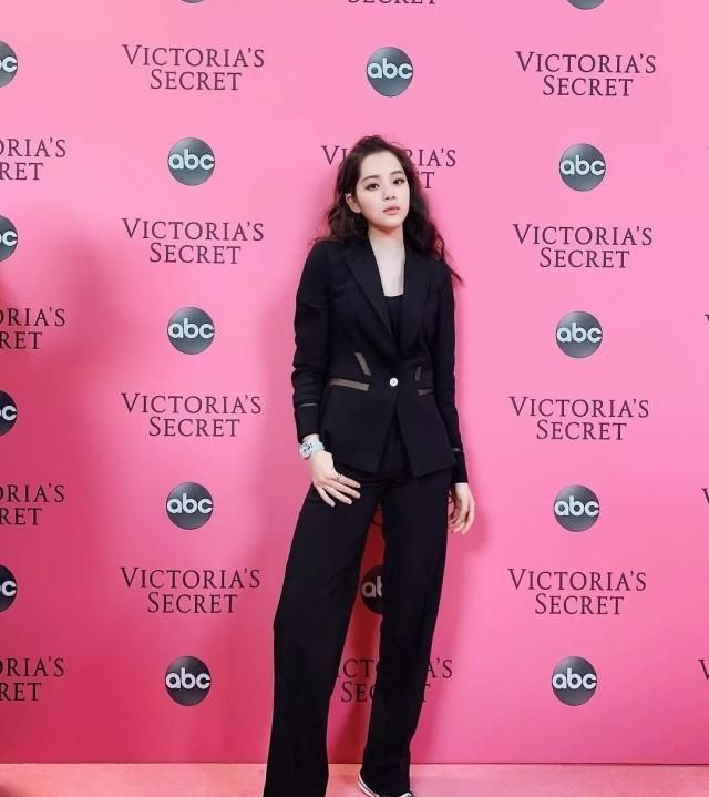 匡威代言人欧阳娜娜,匡威onestar红白拼接欧阳娜娜