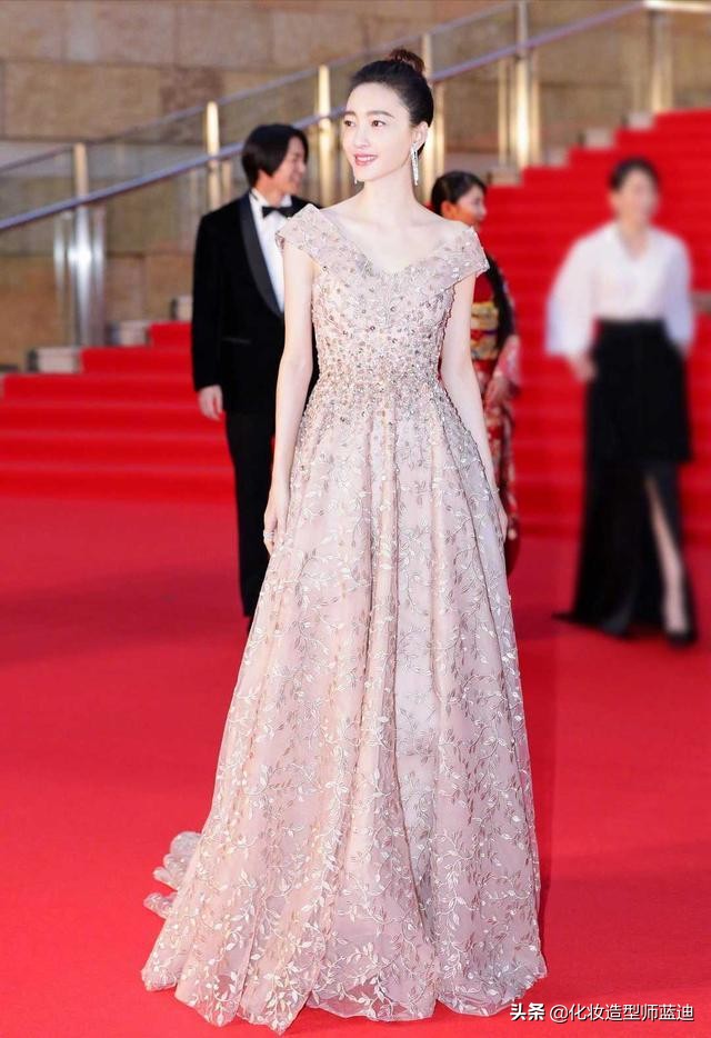 刺绣高级感连衣裙怎么搭配,越简单越好的连衣裙