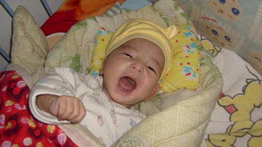 宝宝看手和脑瘫的区别,宝宝开始发育正常后面还会脑瘫吗