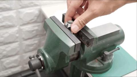 日本小哥用攒了一年的「指甲」给女友做了个钻戒？网友：妈呀变态