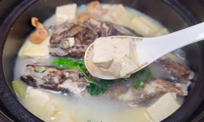 不管炖什么鱼最忌讳加它,炖鱼去除鱼腥味加哪些料