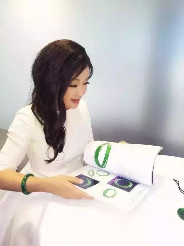 翡翠手镯摘不下来妙招,翡翠手镯自己取不下来怎么办