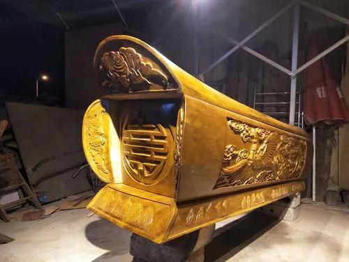 古人放进棺材中为什么钉铁钉,古代人死之后为什么把钱放入棺材