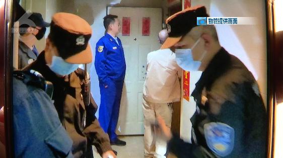 醉酒、吵架、放火烧家？还好昆明这小区有个称职的保安