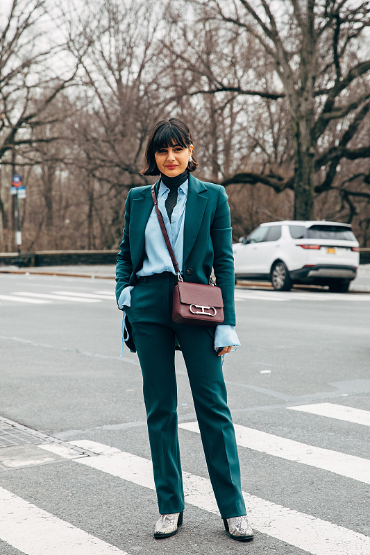 墨绿色上衣搭什么颜色的裤子好看,墨绿色上衣配什么色的裤子好看