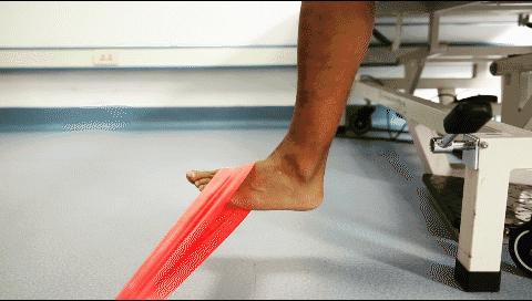 崴脚冰敷的正确做法,崴脚后怎么冰敷和热敷