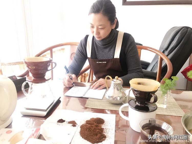 喜欢咖啡，因为那种独特的色香味。色泽凝重，透着忧郁和冷寂