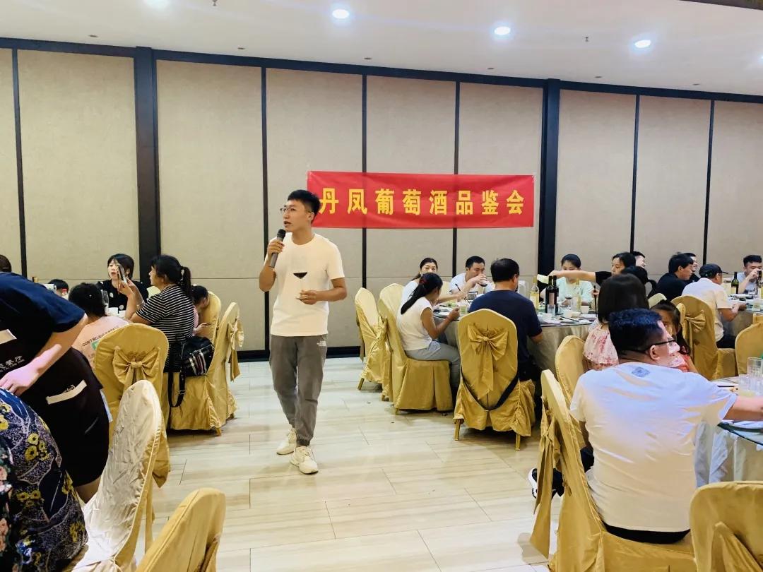 渭南丹凤葡萄酒厂新闻报道,西安客户来考察