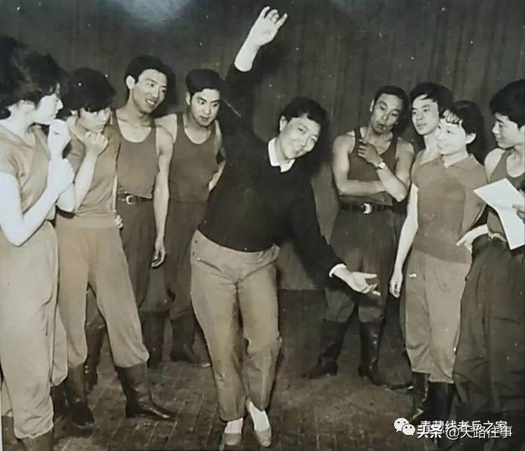 文艺兵跳芳华,文艺兵芳华话剧