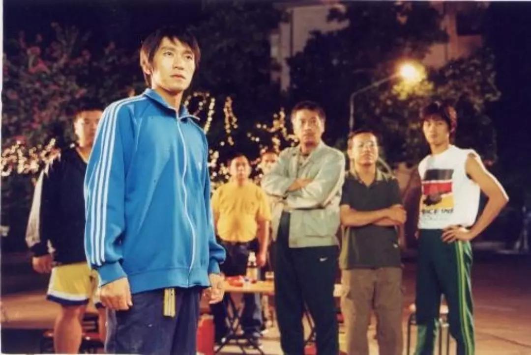 少林足球周星驰坐在垃圾堆旁,少林足球映照现实